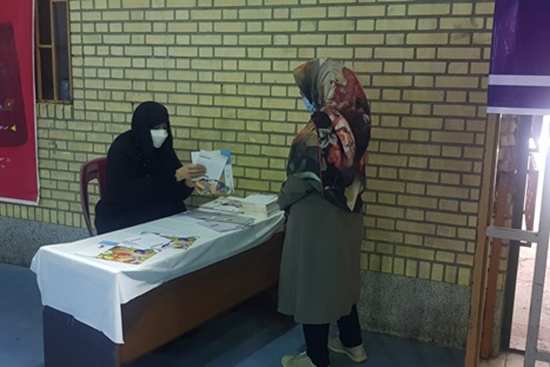 برپایی میز آموزش با محوریت تغذیه سالم در مرکز تجمیعی واکسیناسیون سالن ورزشی حضرت زینب کبری (س) شهرستان اسلامشهر 